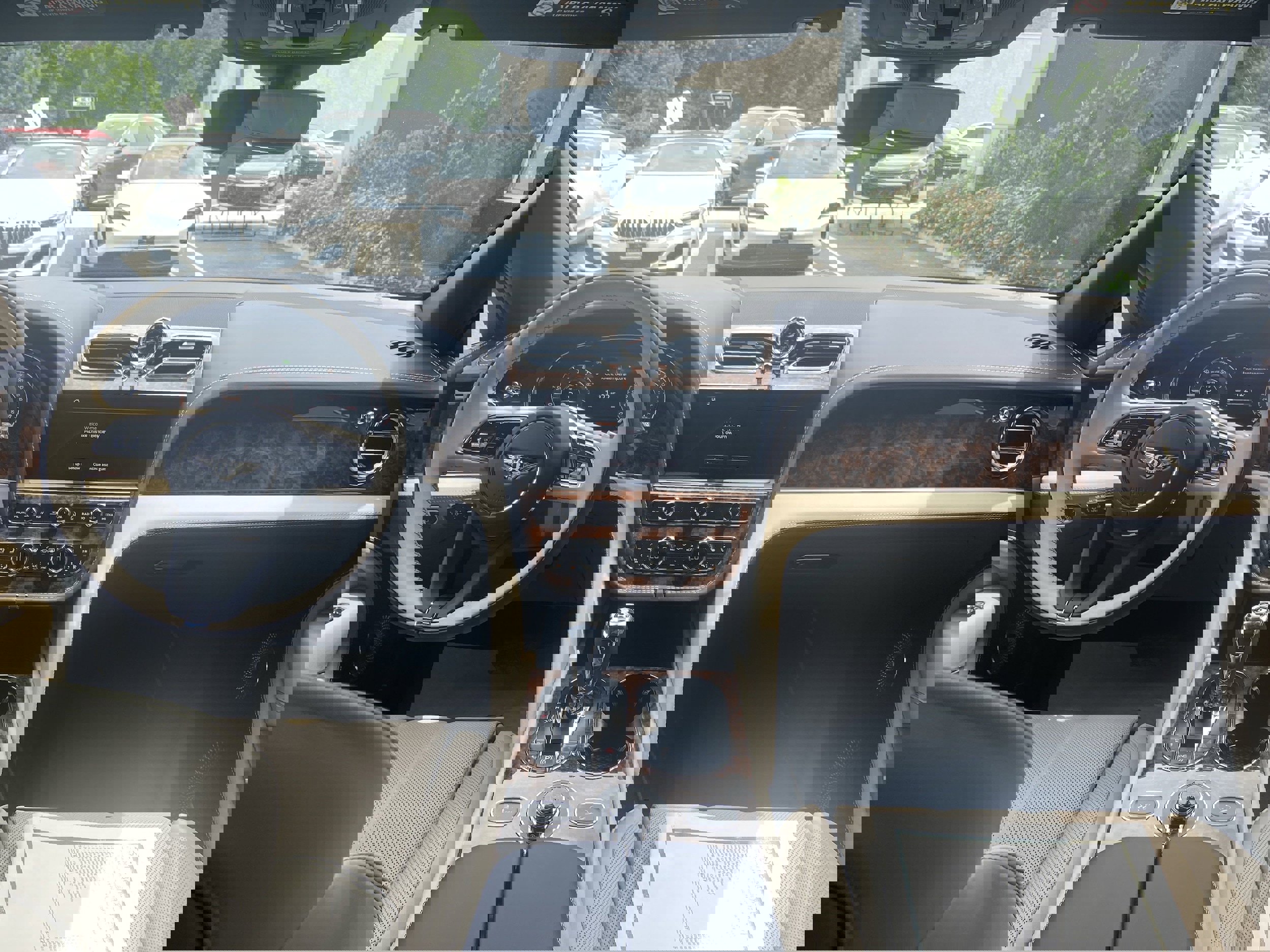 New 2025 Bentley Bentayga Extended Wheelbase image 4