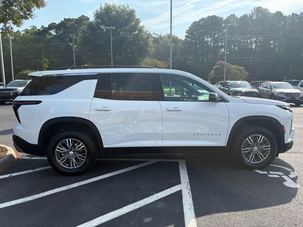 Used 2026 Chevrolet Traverse LT w/ Driver Confidence Package FWD image 4
