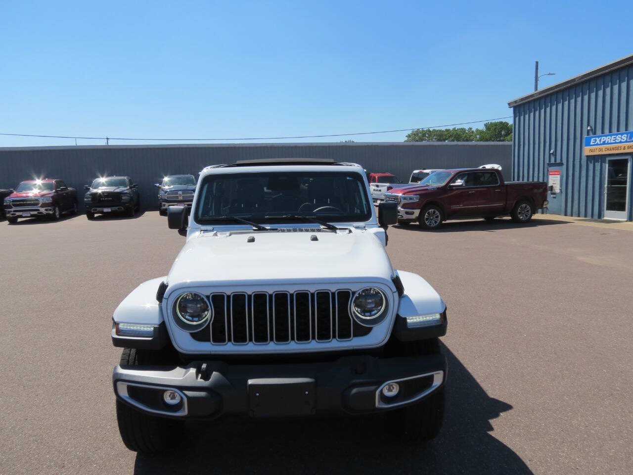 Used 2025 Jeep Wrangler Unlimited Sahara w/ Safety Group AWD/4WD image 3