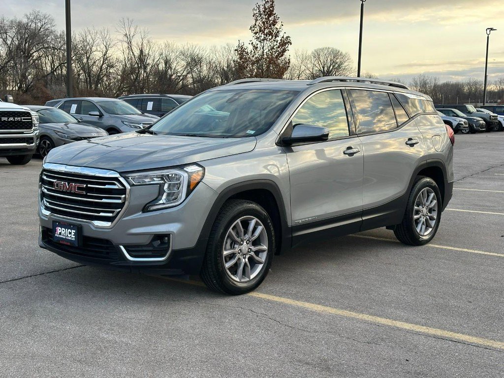 Used 2024 GMC Terrain SLT image 1