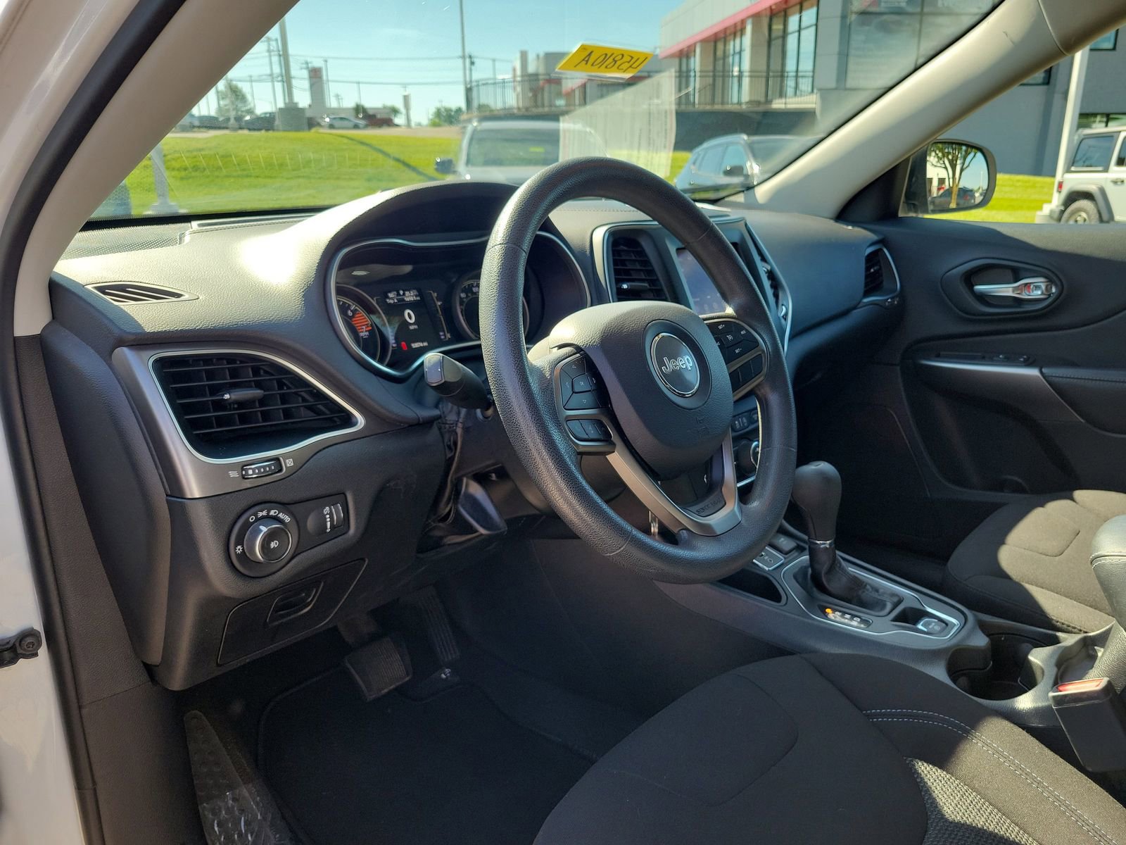 Used 2019 Jeep Cherokee Latitude w/ Popular Appearance Group FWD image 19
