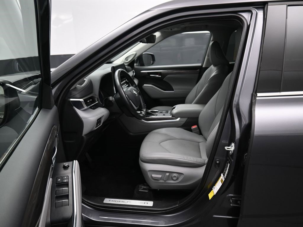 Used 2022 Toyota Highlander Limited image 9