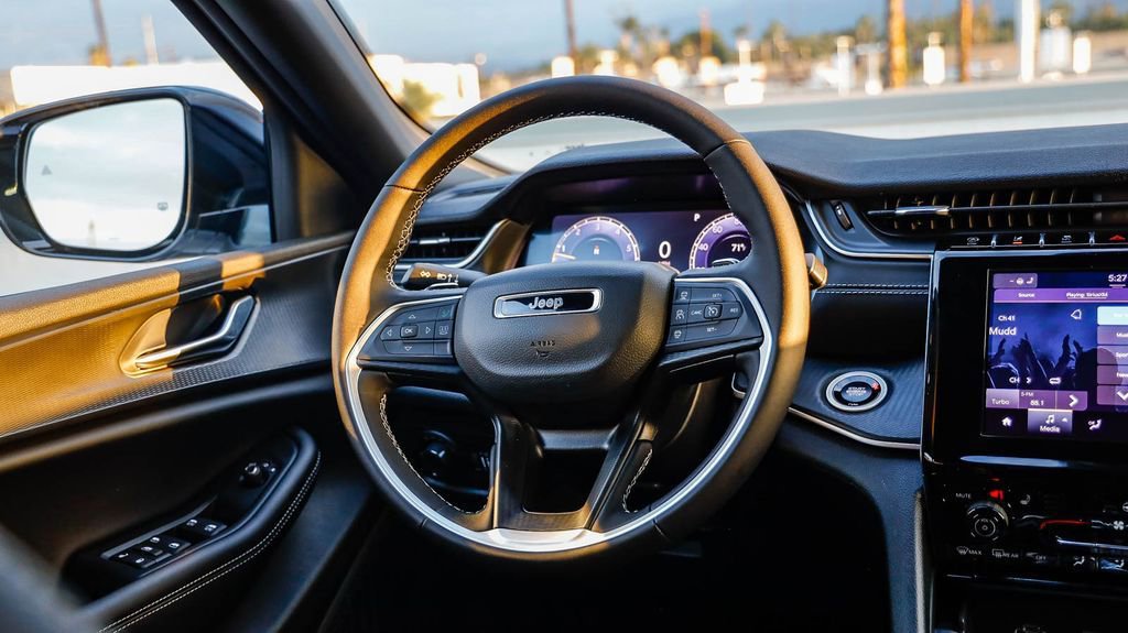 New 2025 Jeep Grand Cherokee Altitude image 16
