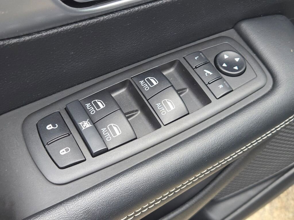 Used 2021 Chrysler Pacifica Limited w/ Uconnect Theater Family Group image 22