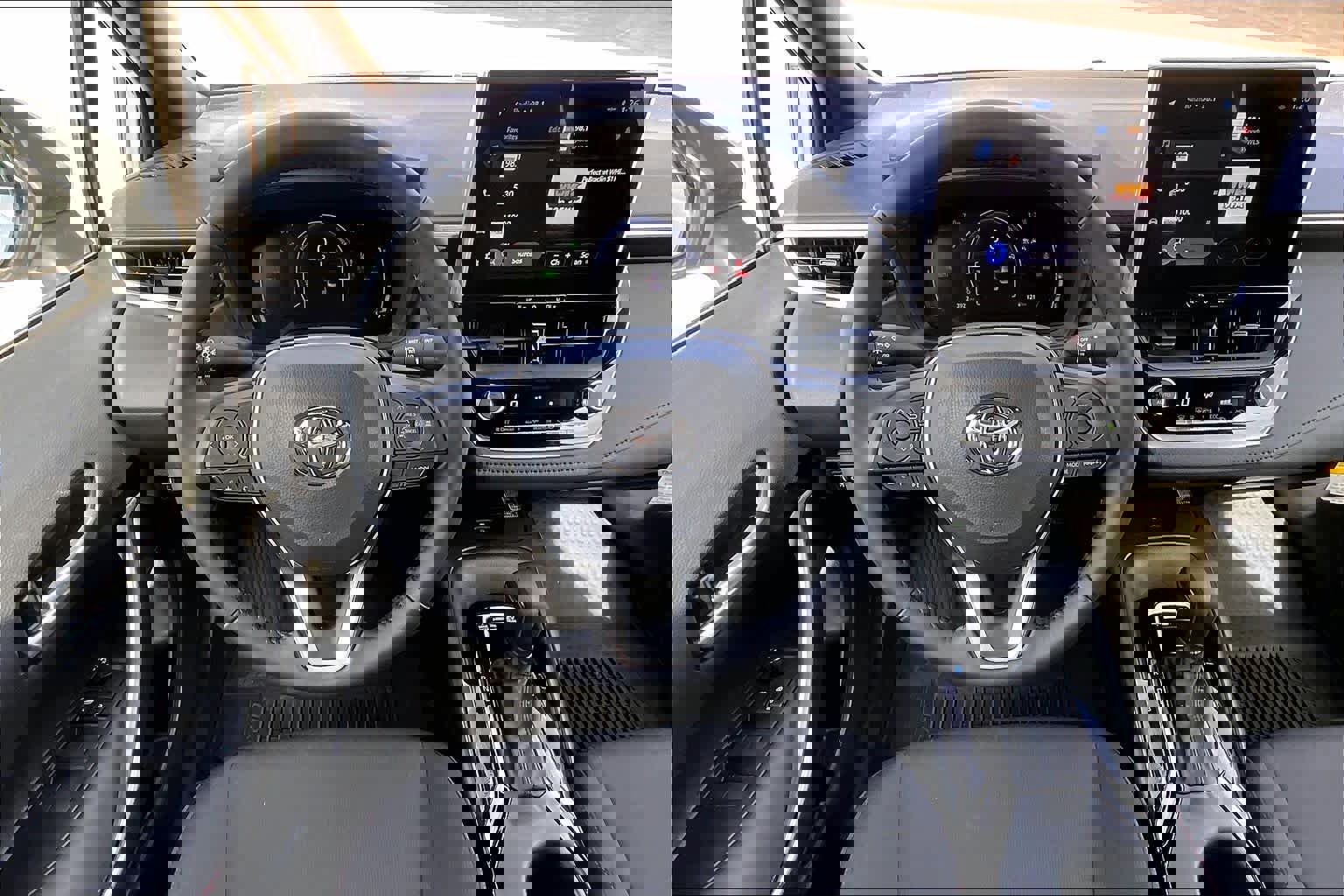 Used 2025 Toyota Corolla SE w/ SE Premium Package image 6