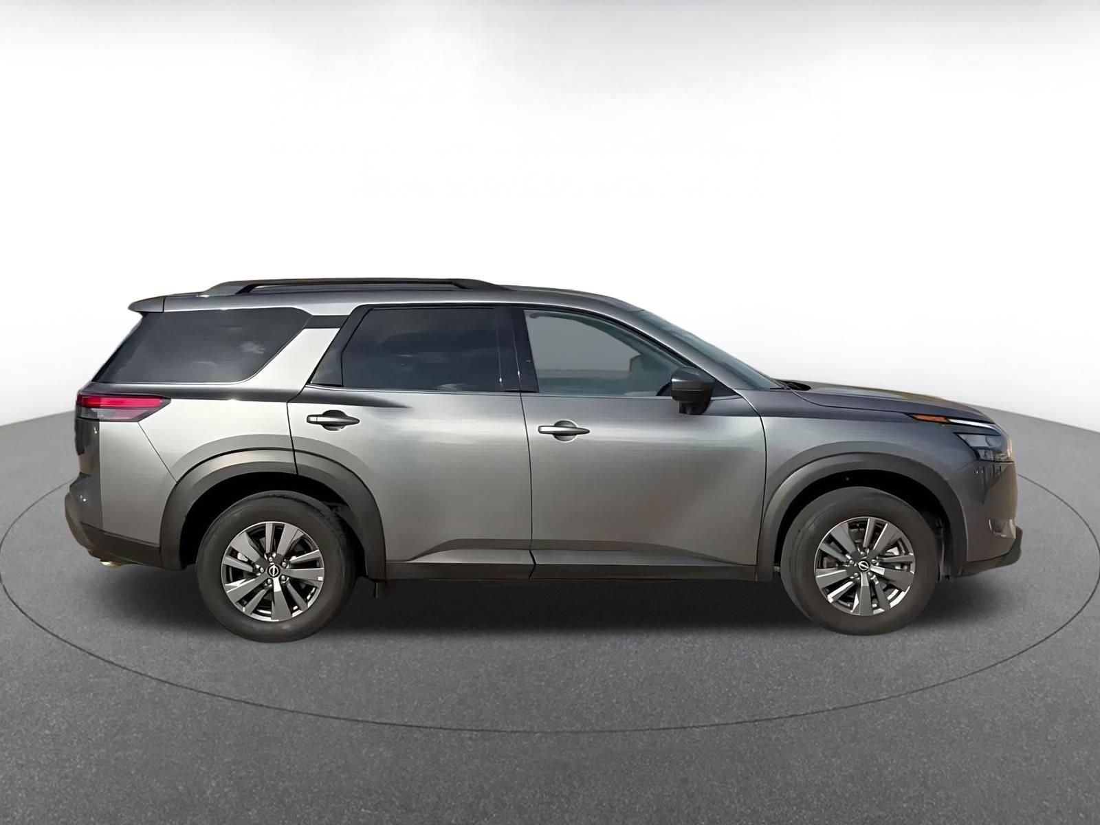 Used 2025 Nissan Pathfinder SV image 16