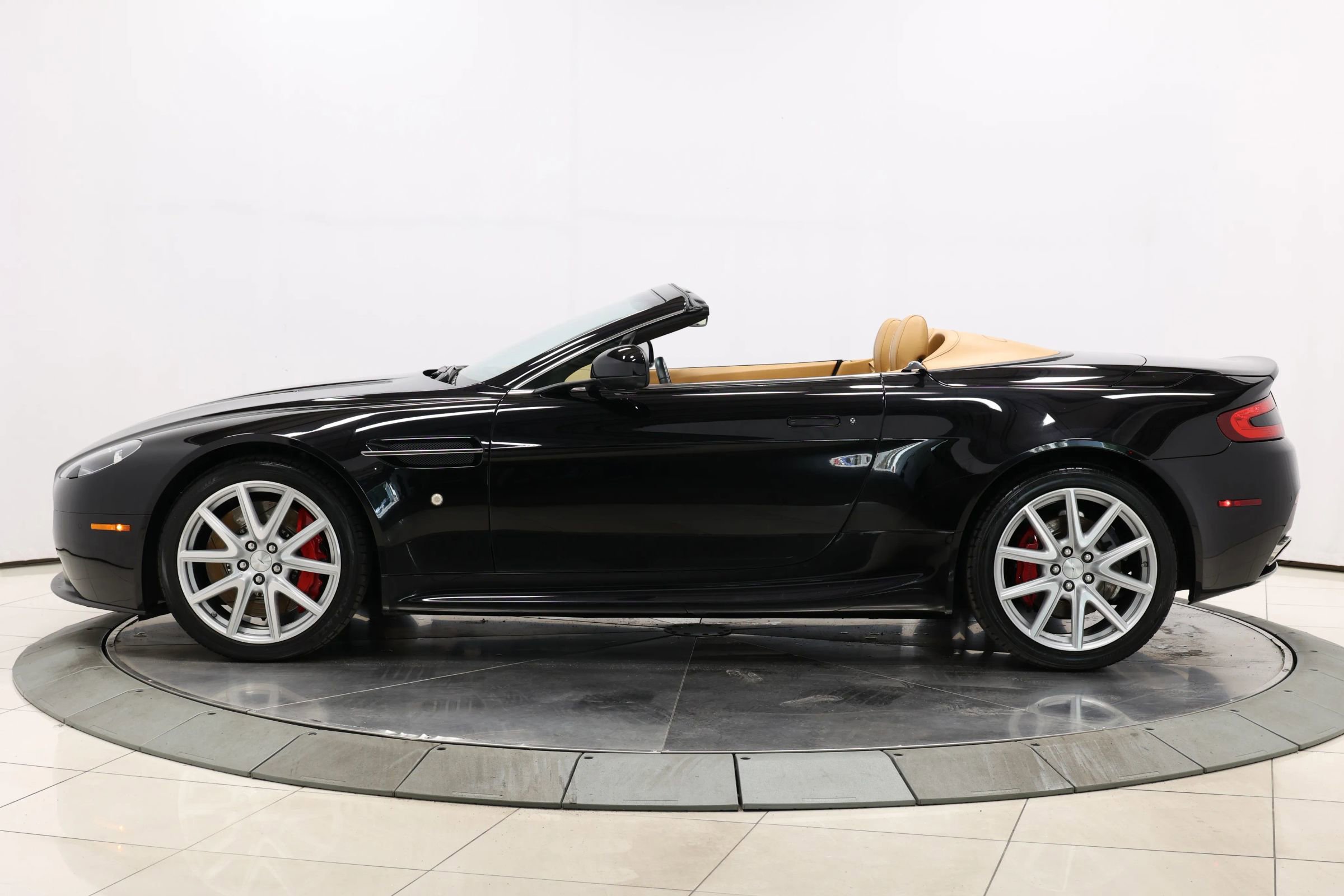 Used 2012 Aston Martin V8 Vantage Roadster image 6