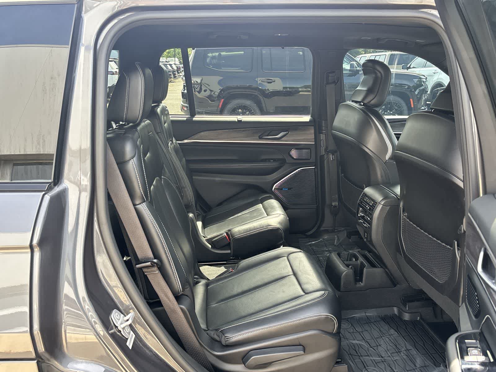 Certified 2021 Jeep Grand Cherokee L Overland w/ Luxury Tech Group IV AWD/4WD image 10