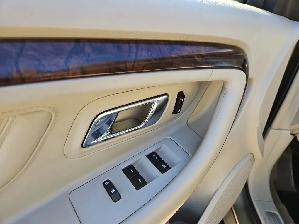 Used 2012 Ford Taurus Limited FWD image 17