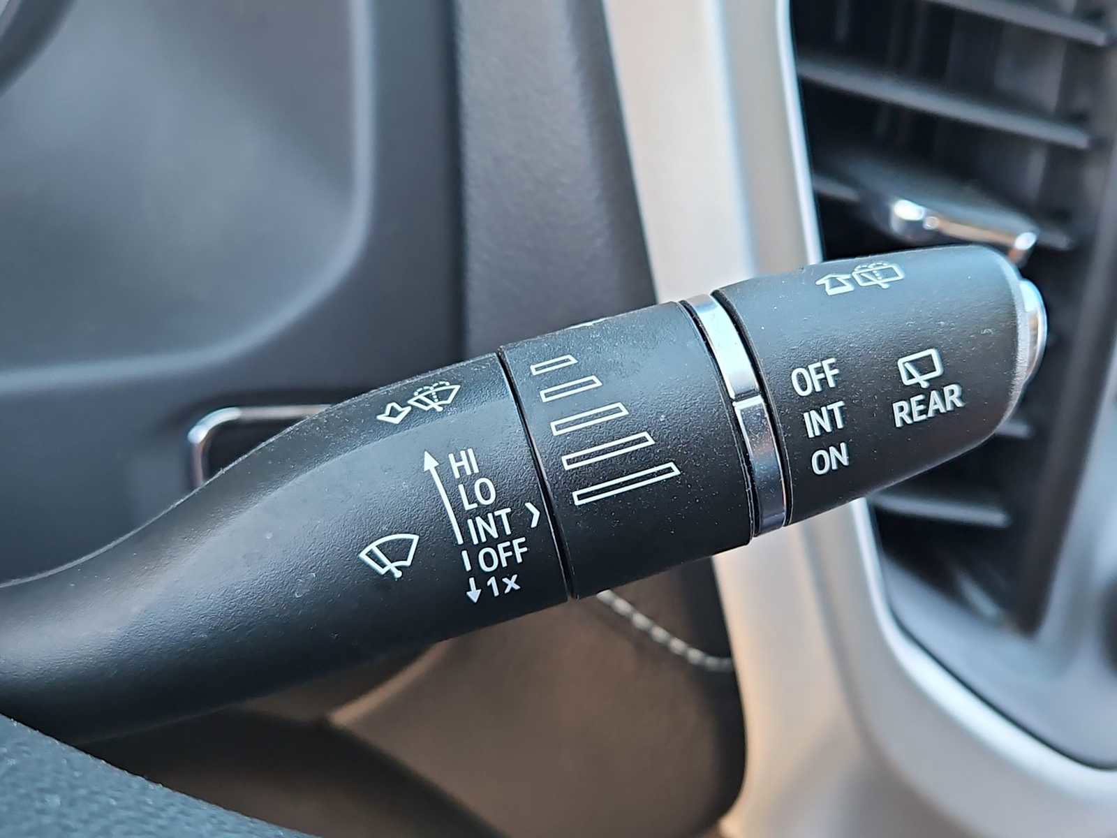 Used 2023 GMC Acadia SLT image 26