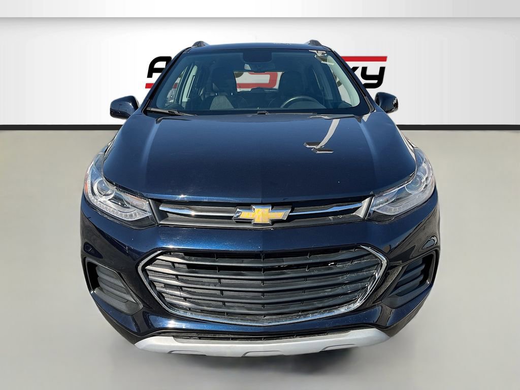 Used 2022 Chevrolet Trax LT w/ LT Convenience Package image 2