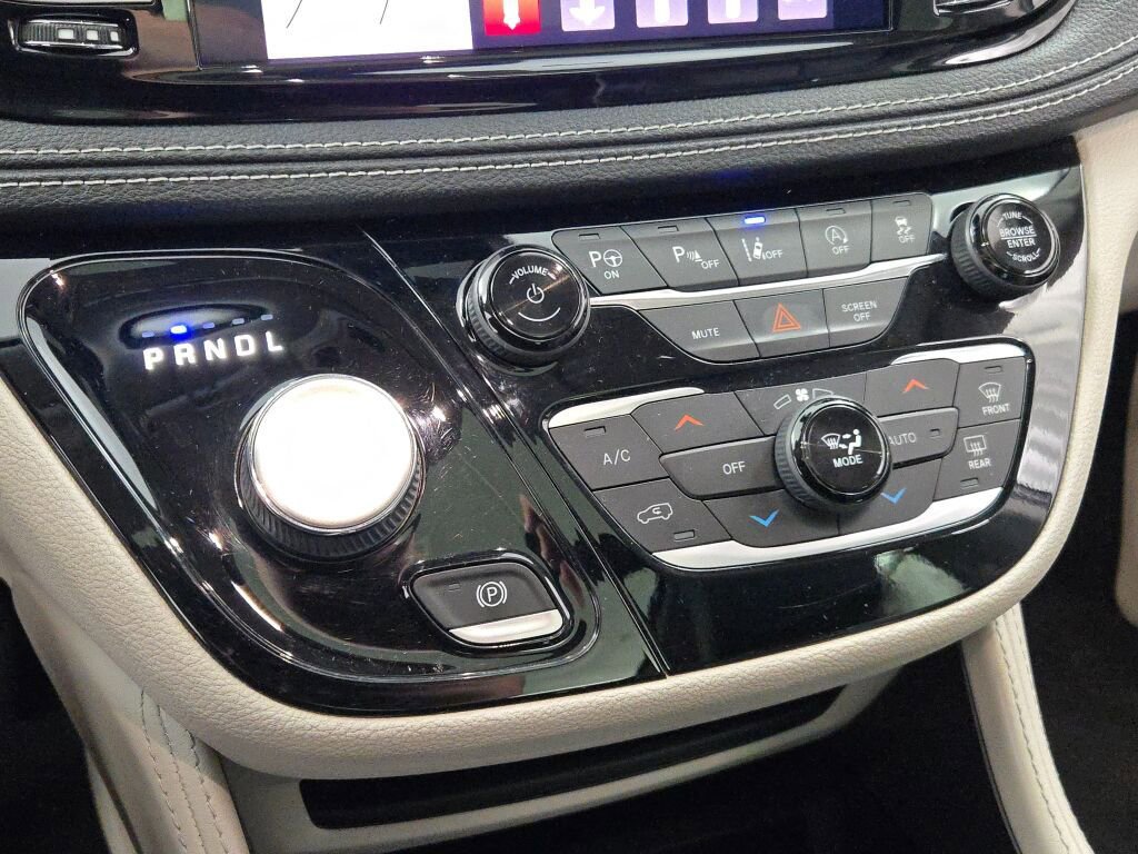 Used 2022 Chrysler Pacifica Limited FWD image 28
