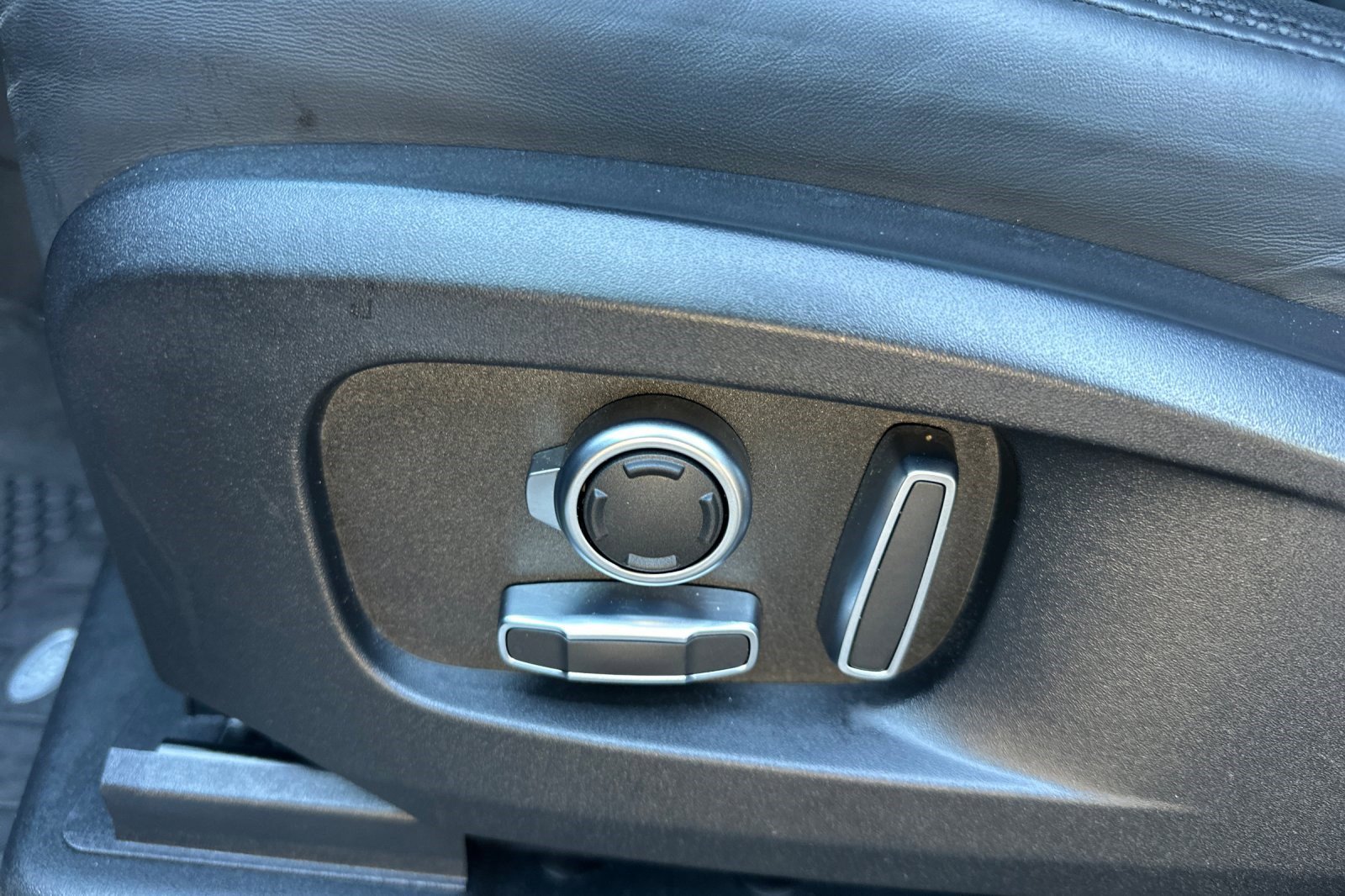 Used 2023 Land Rover Defender 130 X-Dynamic SE image 14