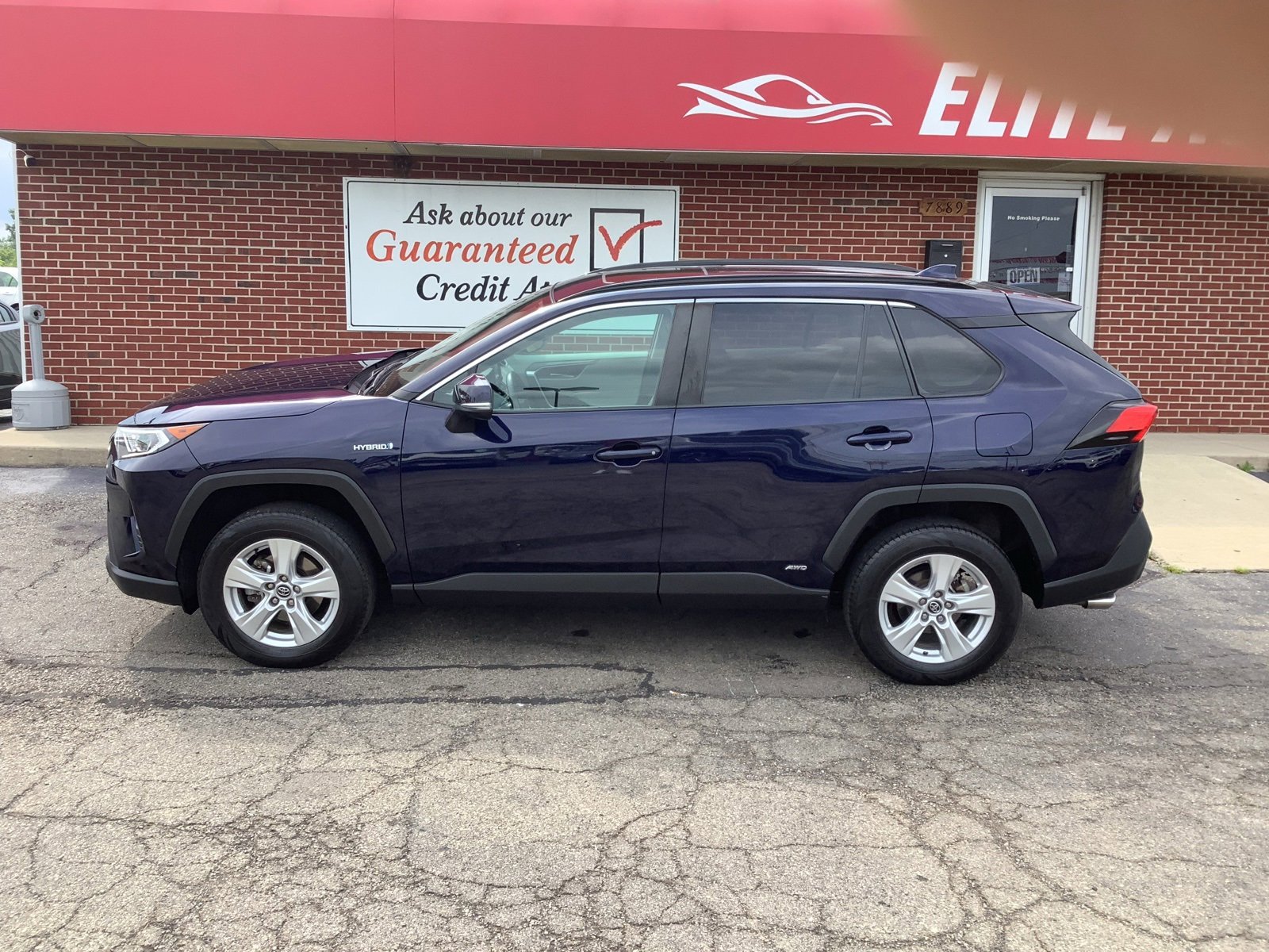 Used 2021 Toyota RAV4 XLE w/ Convenience Package image 4