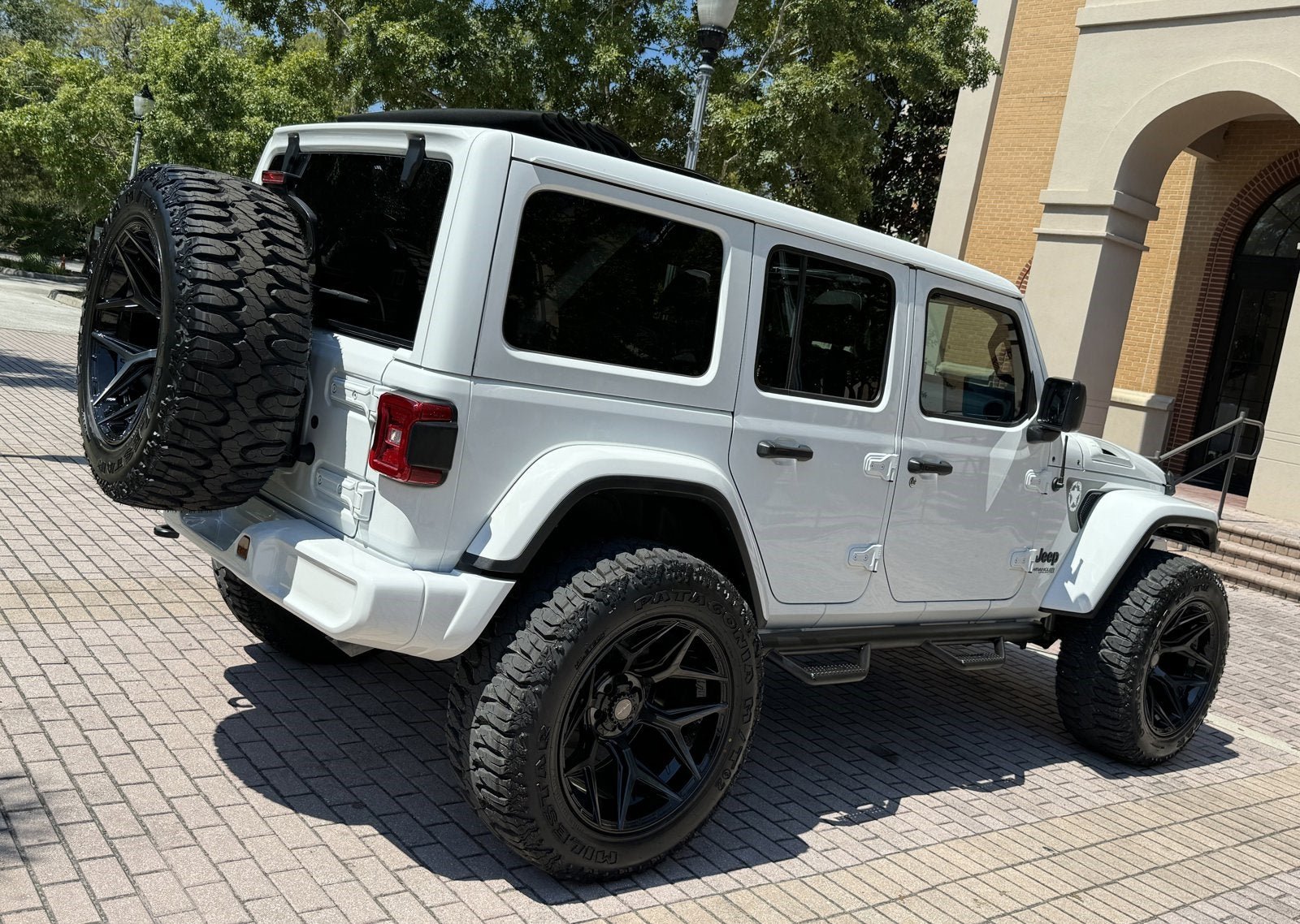 Used 2022 Jeep Wrangler Unlimited Sahara AWD/4WD image 20