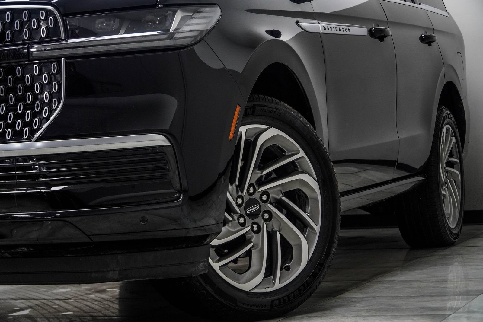 Used 2025 Lincoln Navigator Reserve AWD/4WD image 4