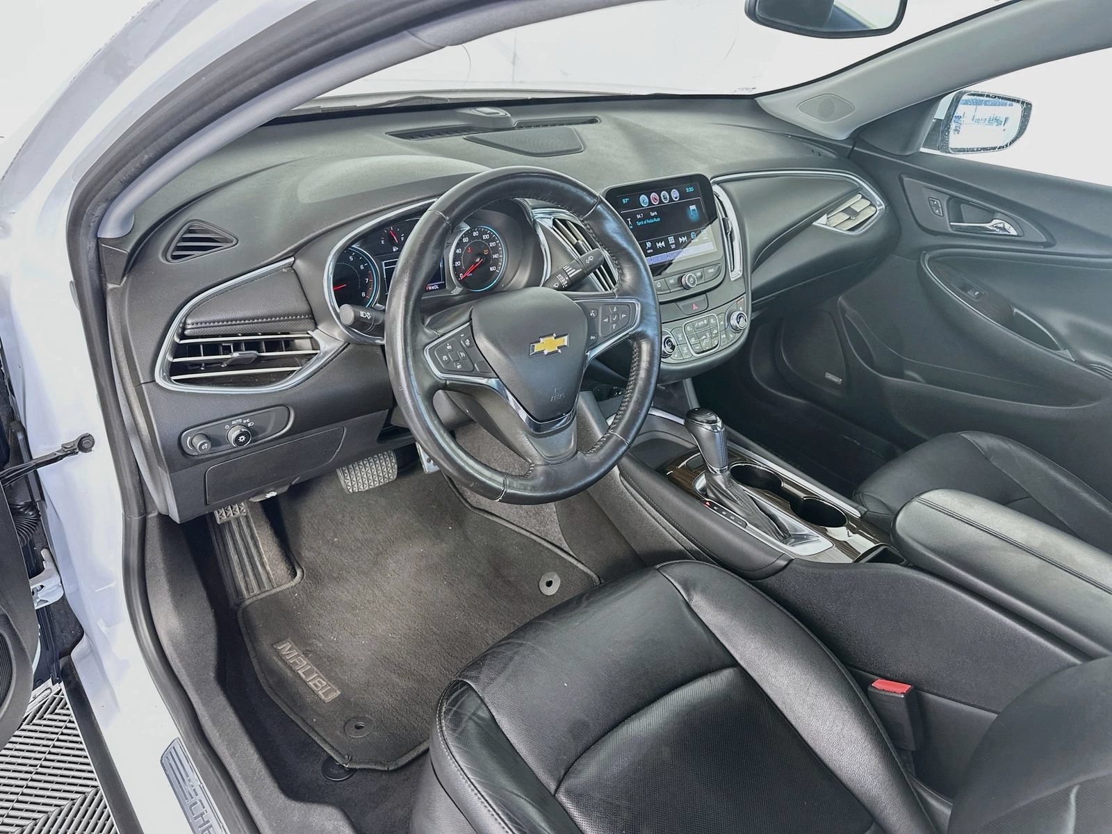 Used 2017 Chevrolet Malibu Premier w/ Premier Sun and Wheel Package FWD image 9