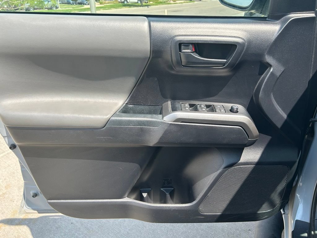 Used 2020 Toyota Tacoma SR5 AWD/4WD image 8