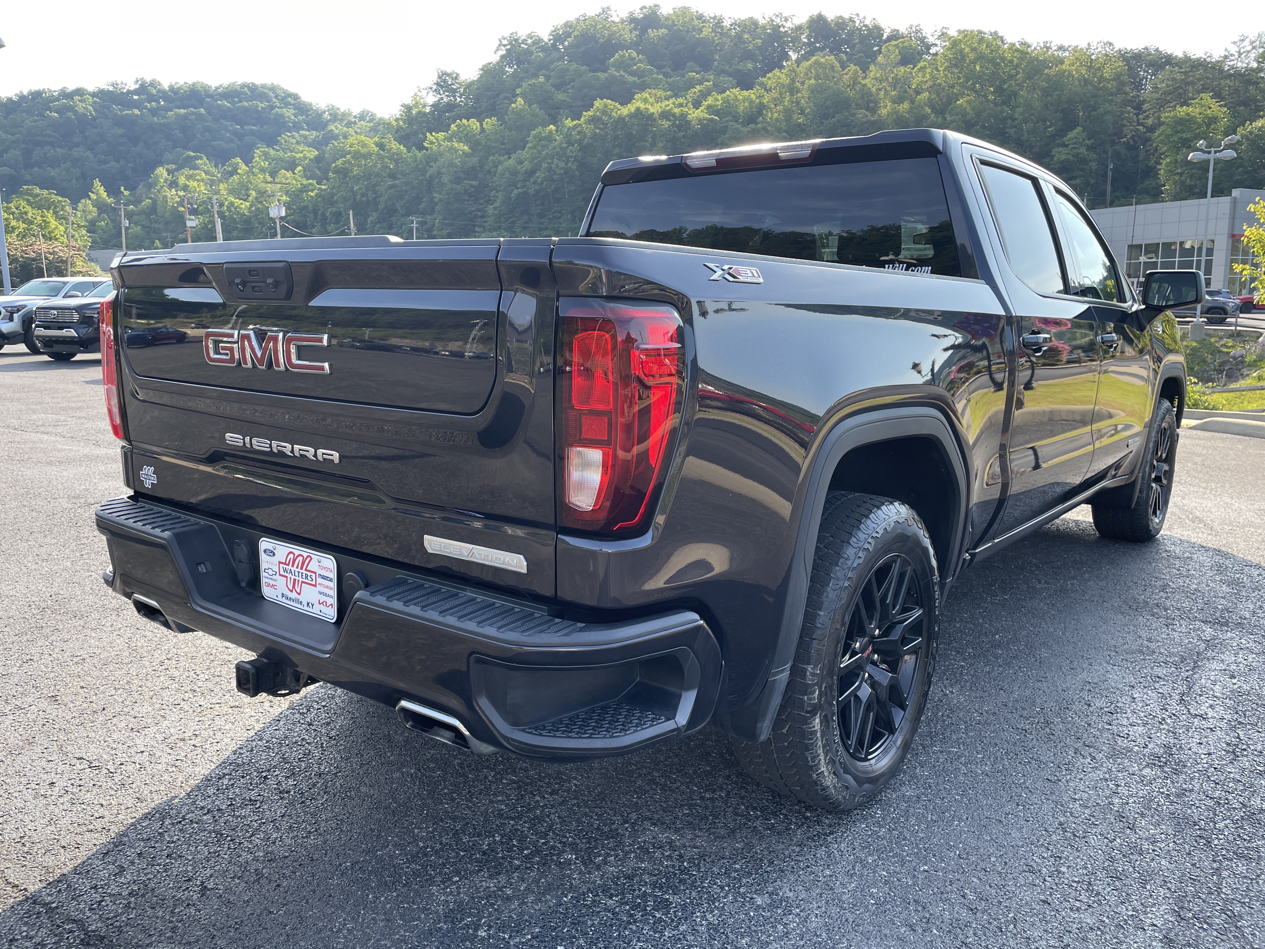 Used 2022 GMC Sierra 1500 Elevation w/ X31 Off-Road Package AWD/4WD image 2