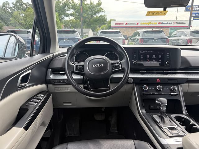 Used 2023 Kia Carnival LX FWD image 5