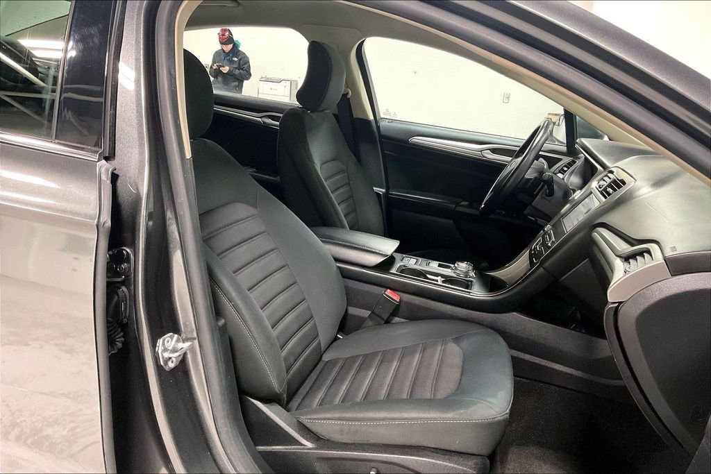 Used 2018 Ford Fusion SE w/ Fusion SE Technology Package image 10