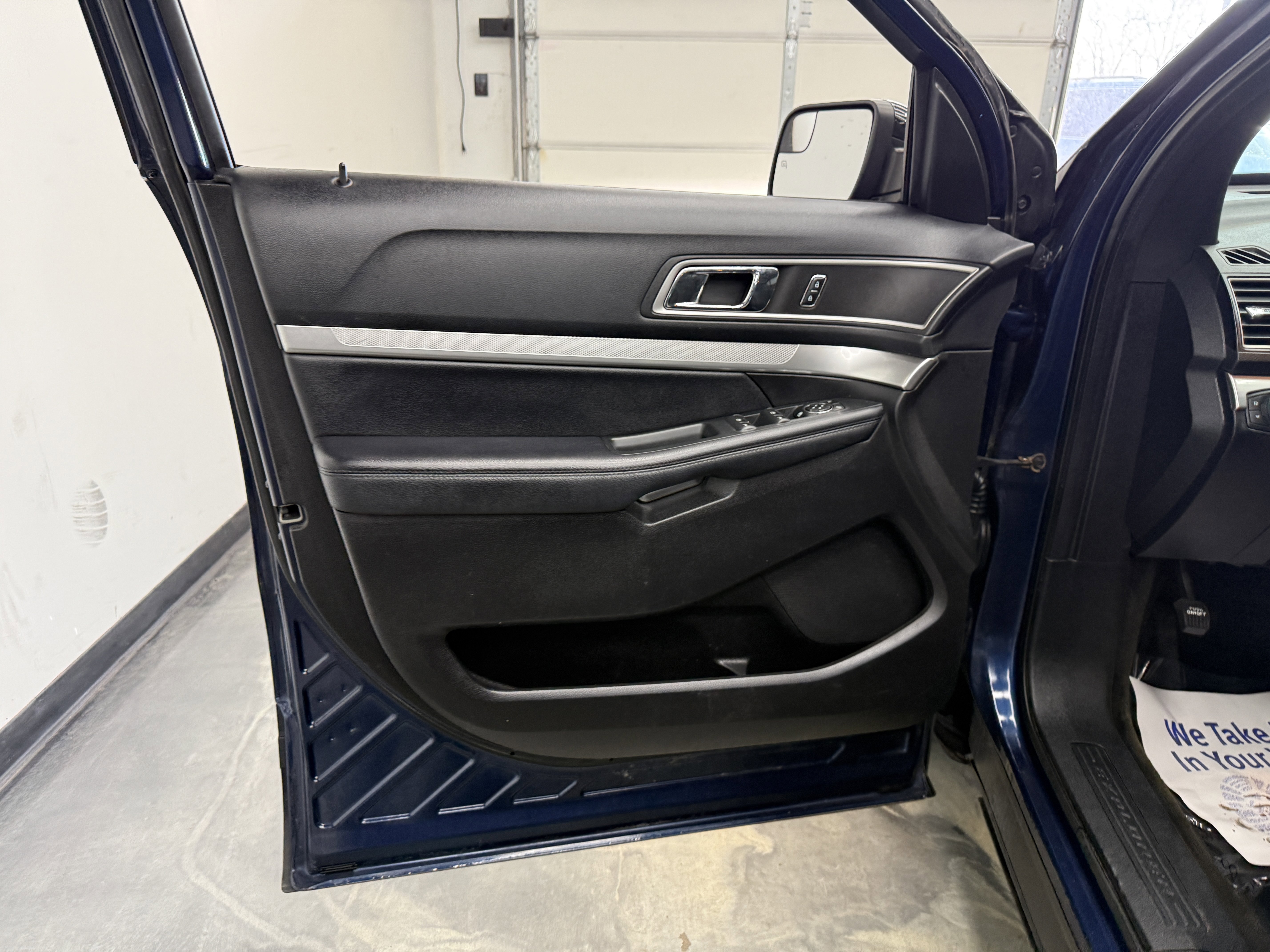 Used 2017 Ford Explorer XLT image 10