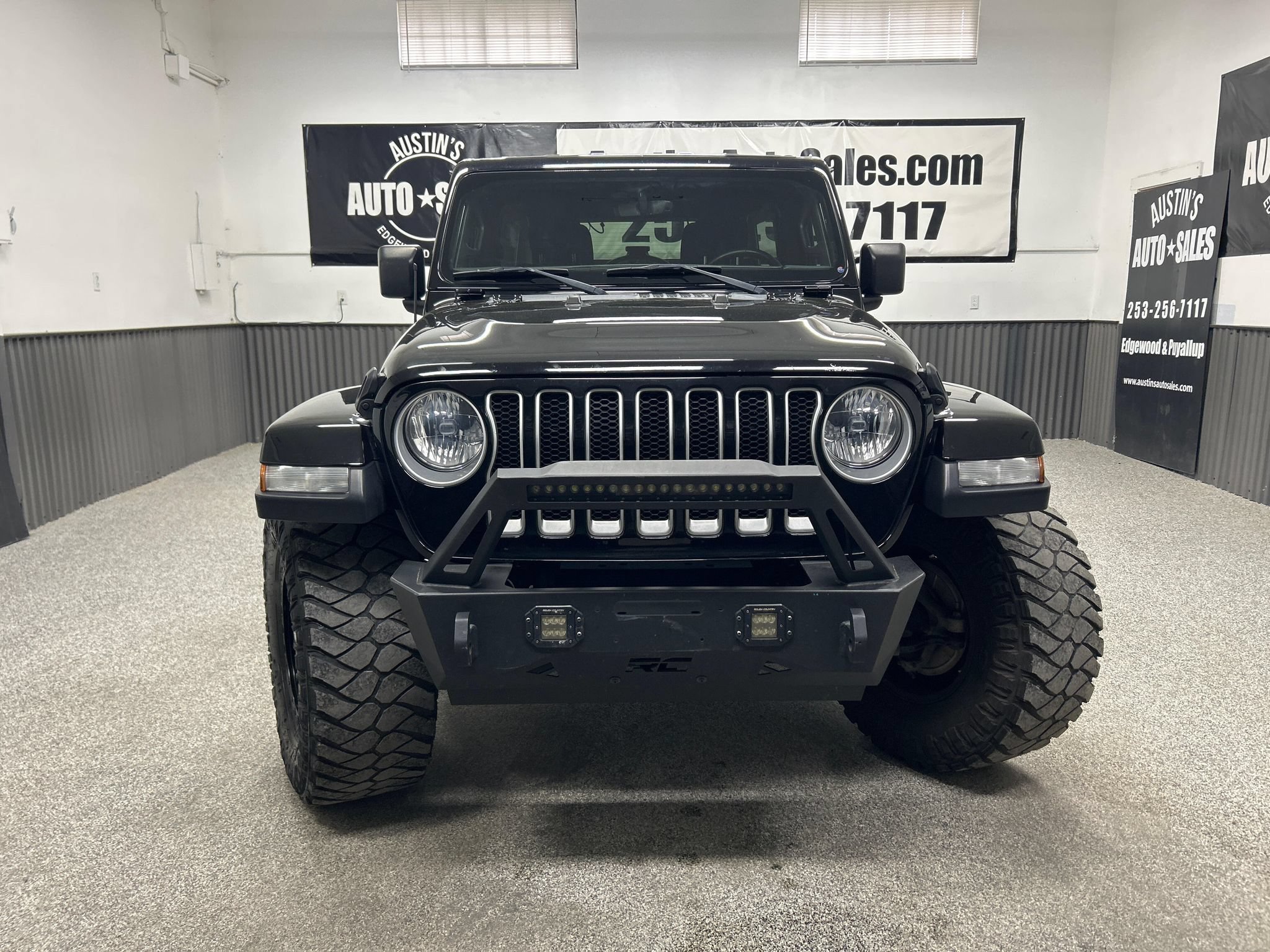 Used 2020 Jeep Wrangler Unlimited Sahara w/ Uconnect 4C Nav & Sound Group AWD/4WD image 2