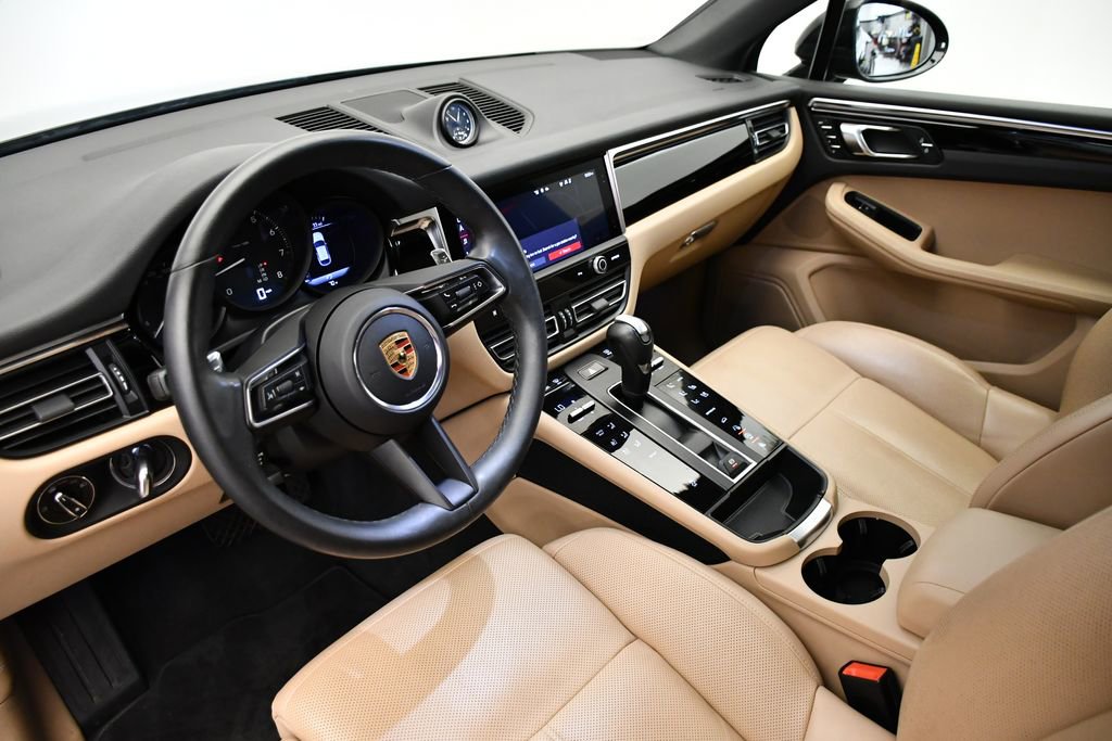 Certified 2023 Porsche Macan image 4