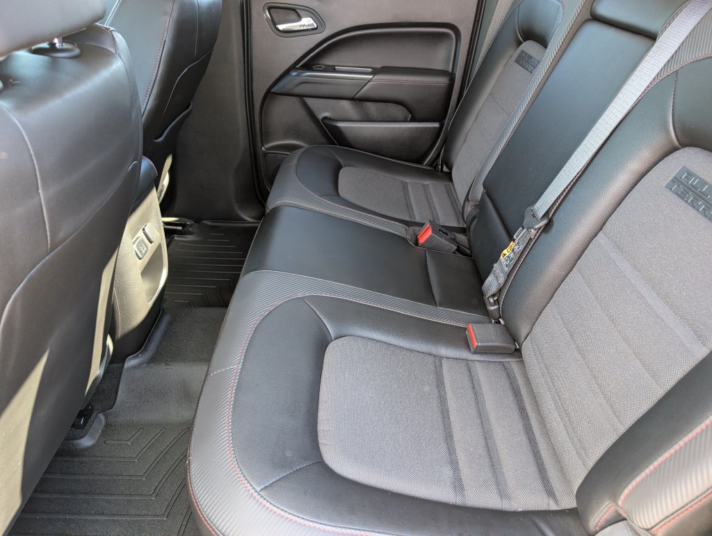 Used 2015 GMC Canyon SLE w/ All-Terrain Package AWD/4WD image 18