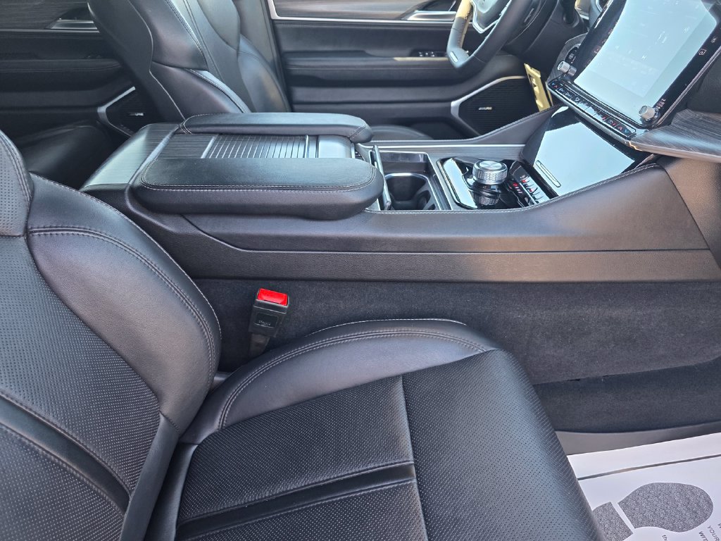 Certified 2024 Jeep Wagoneer L Series II w/ Flexible Seating Group RWD image 23
