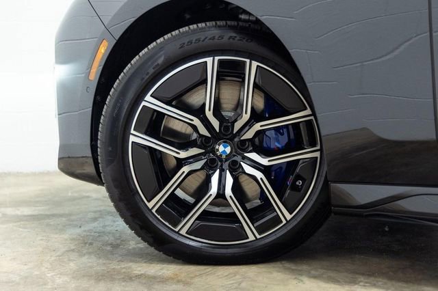 Used 2025 BMW 760i xDrive w/ Executive Package image 28