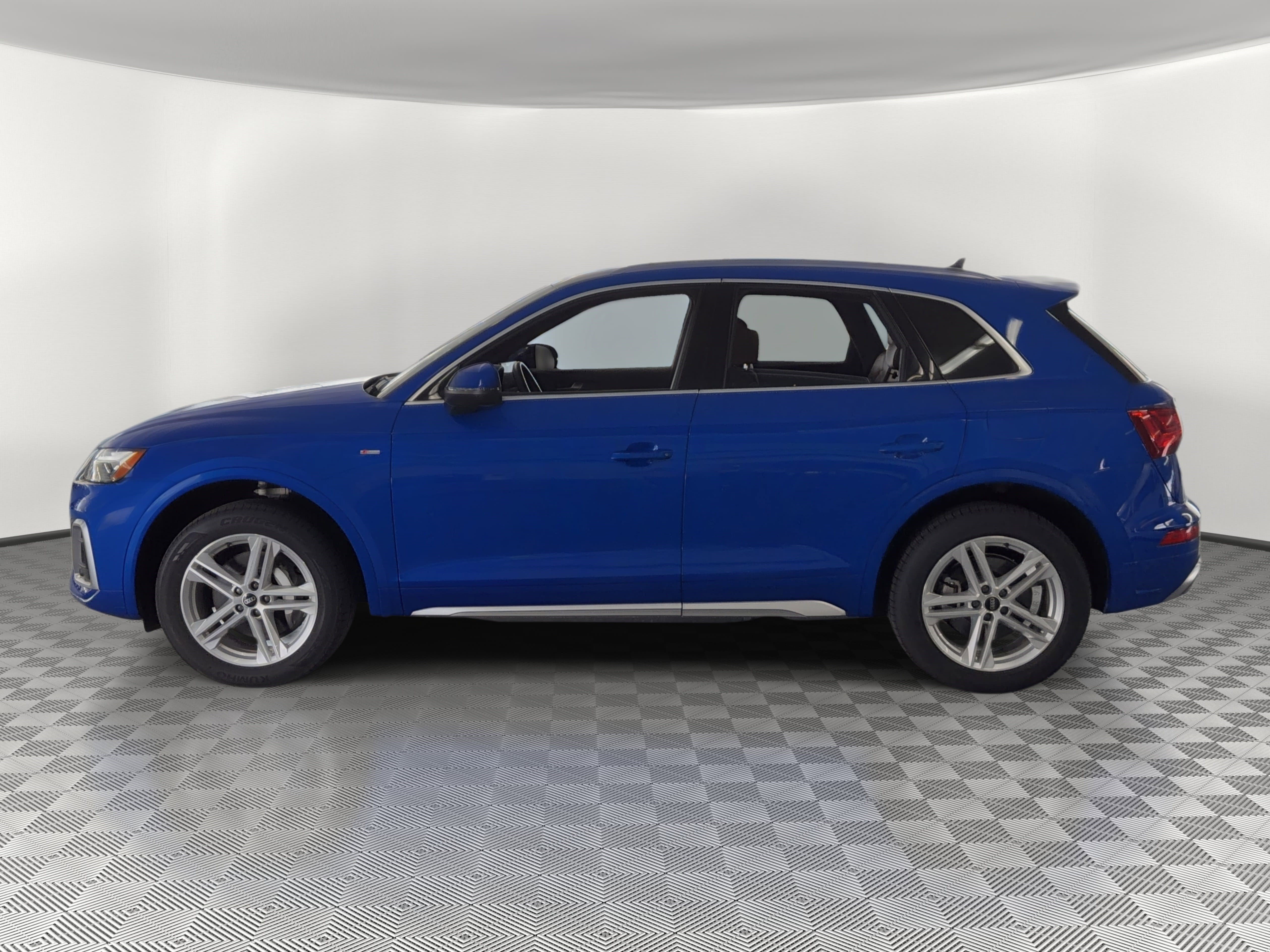 Used 2022 Audi Q5 e Premium w/ Convenience Package image 2