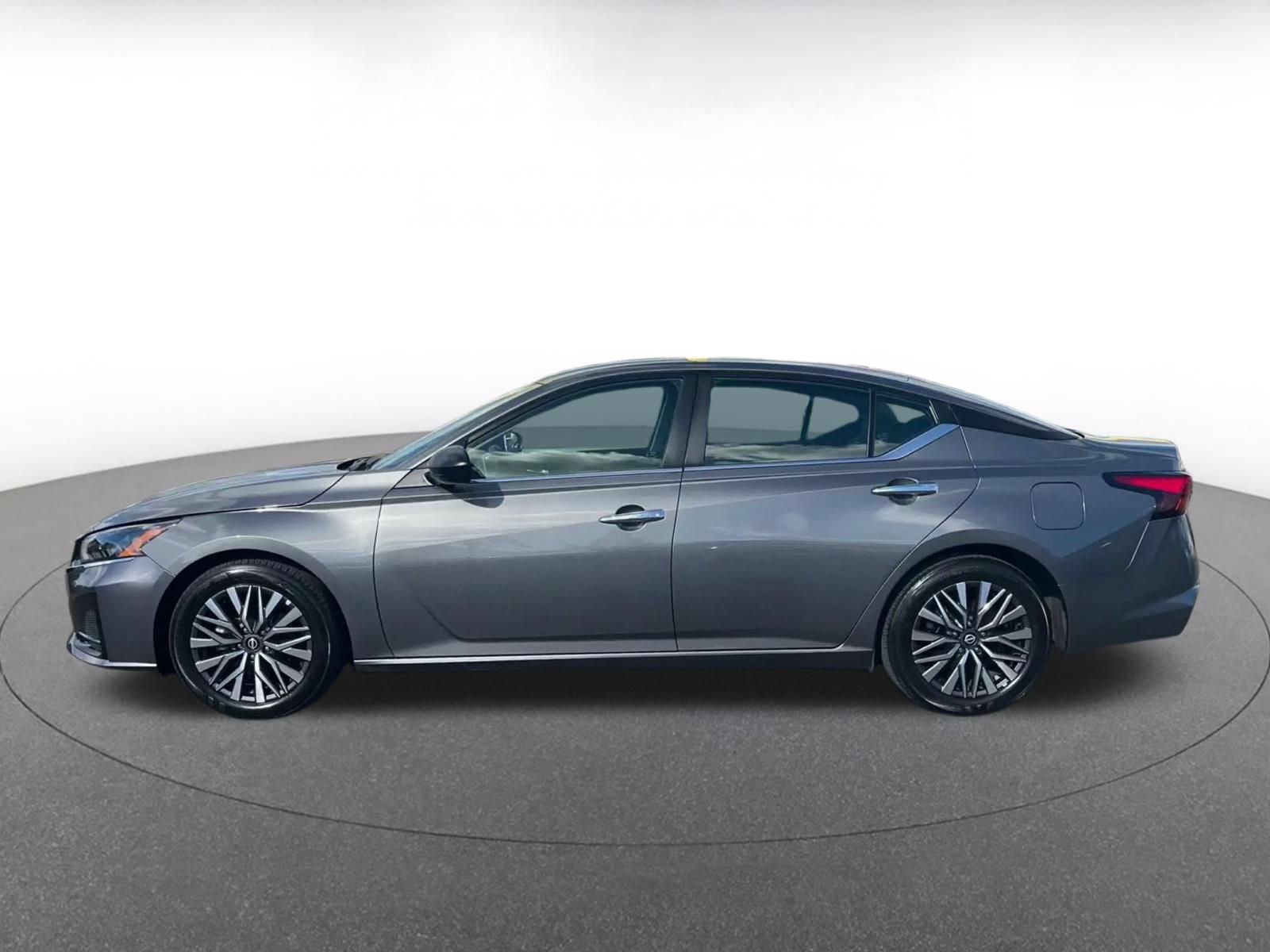 Used 2025 Nissan Altima 2.5 SV FWD image 8