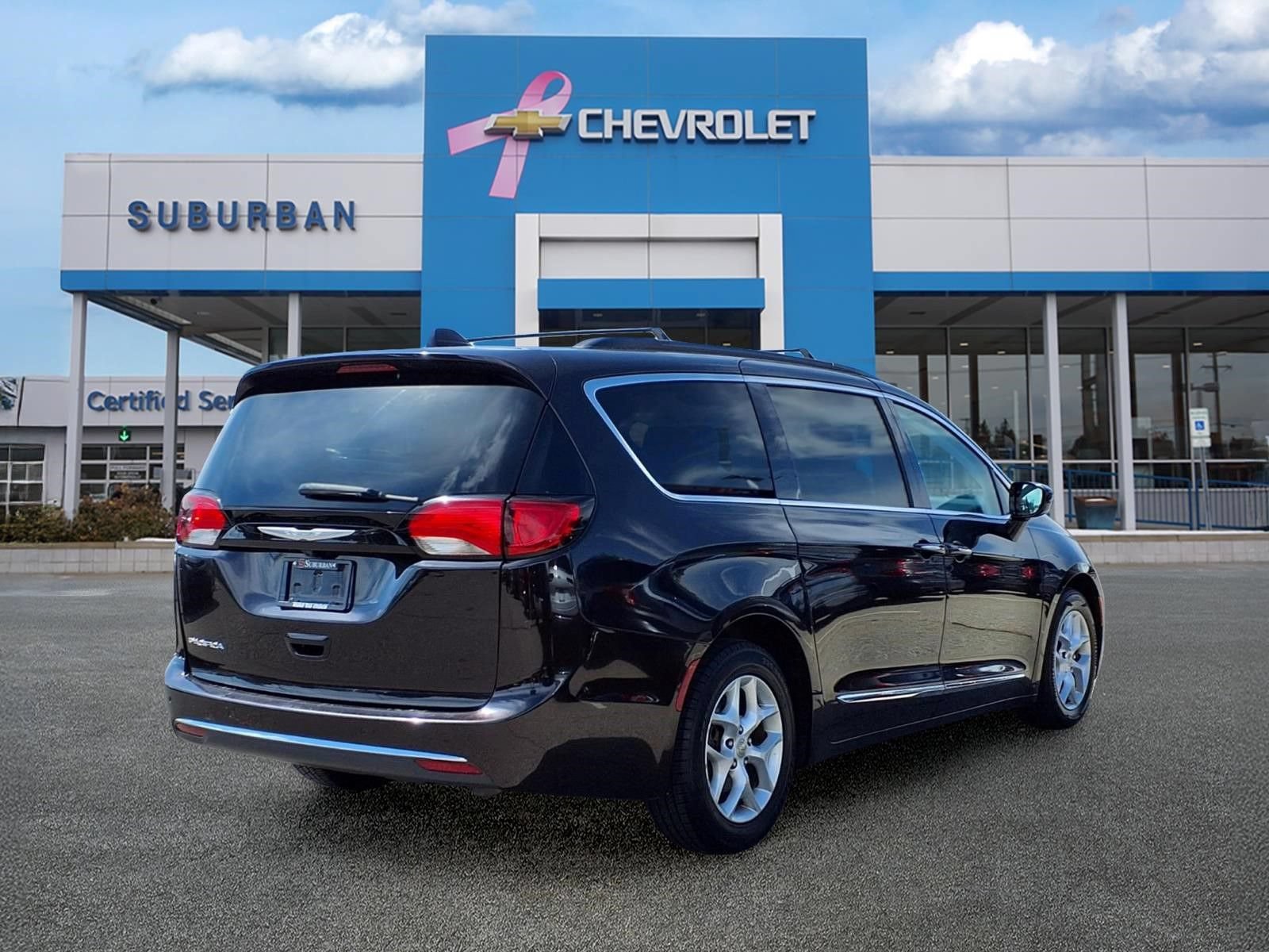 Used 2017 Chrysler Pacifica Touring-L w/ Tire & Wheel Group FWD image 4