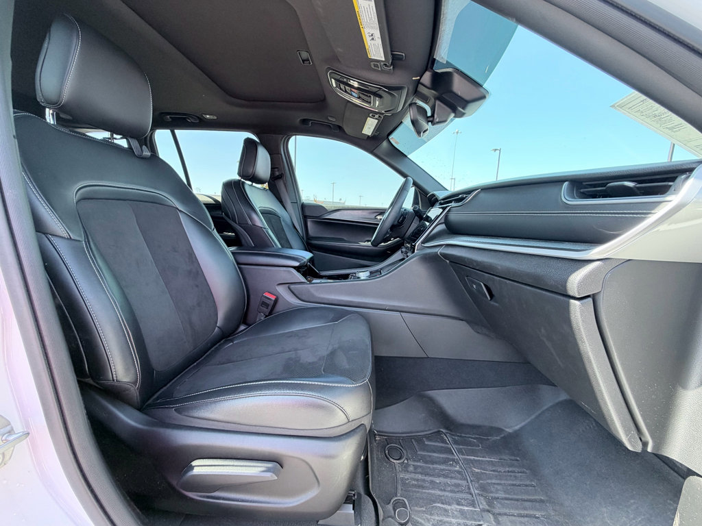 Used 2023 Jeep Grand Cherokee Altitude RWD image 21