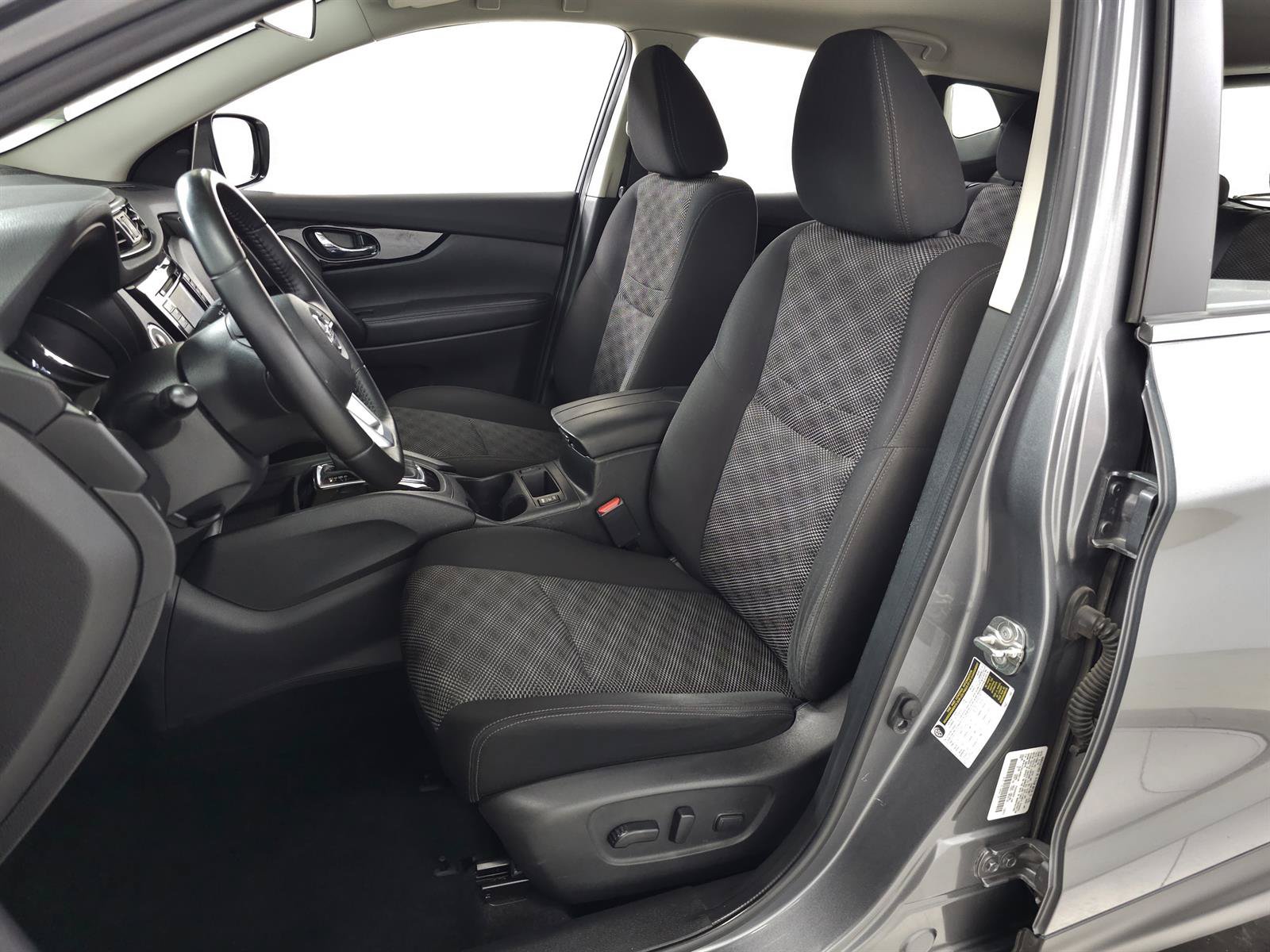 Used 2018 Nissan Rogue Sport SV w/ SV Technology Package AWD/4WD image 14