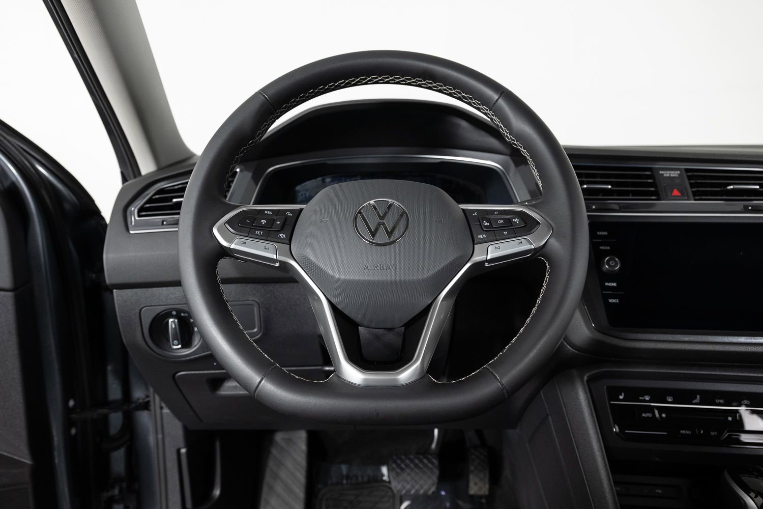 Used 2023 Volkswagen Tiguan SE image 30