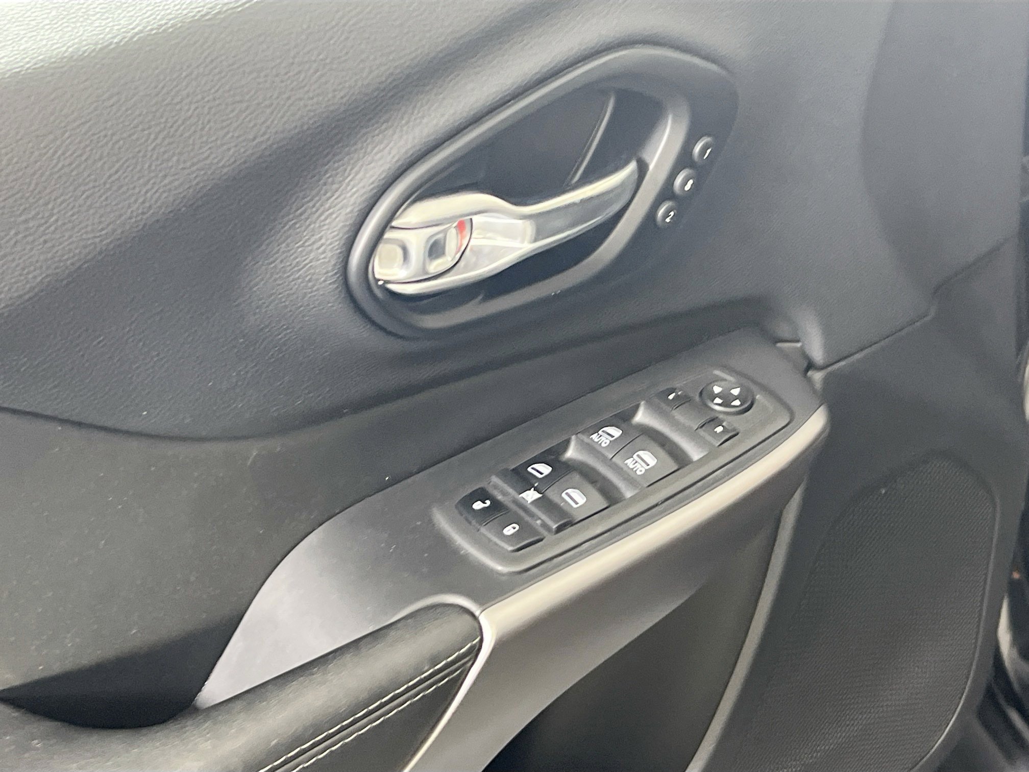 Used 2022 Jeep Cherokee Limited AWD/4WD image 17