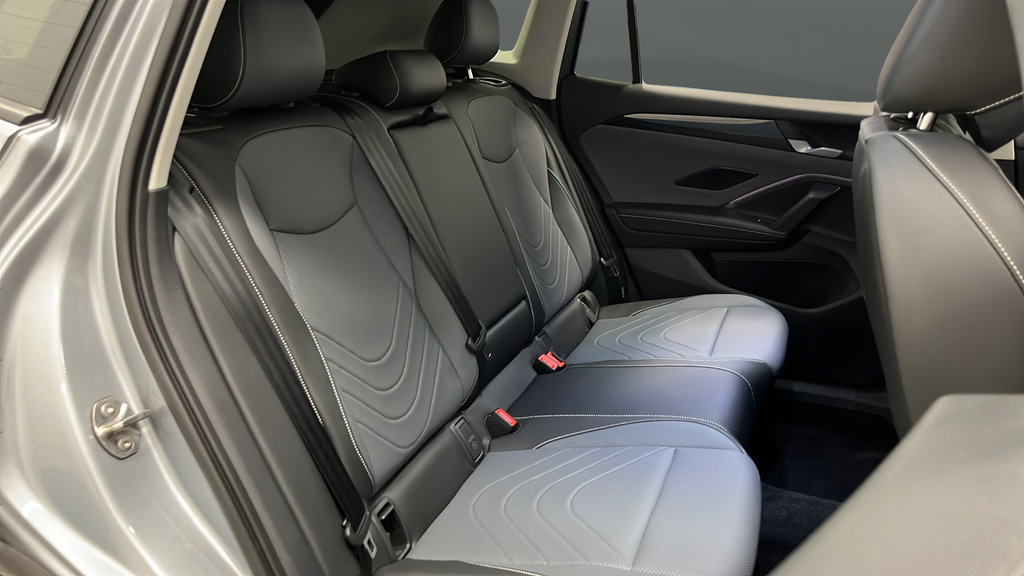 Used 2025 Volkswagen Tiguan SE w/ Panoramic Sunroof Package AWD/4WD image 24