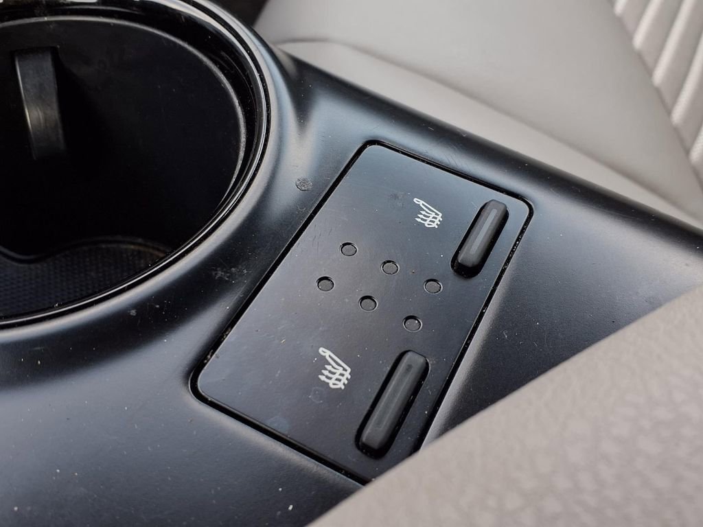 Used 2019 Toyota Camry SE w/ Sunroof Package image 5