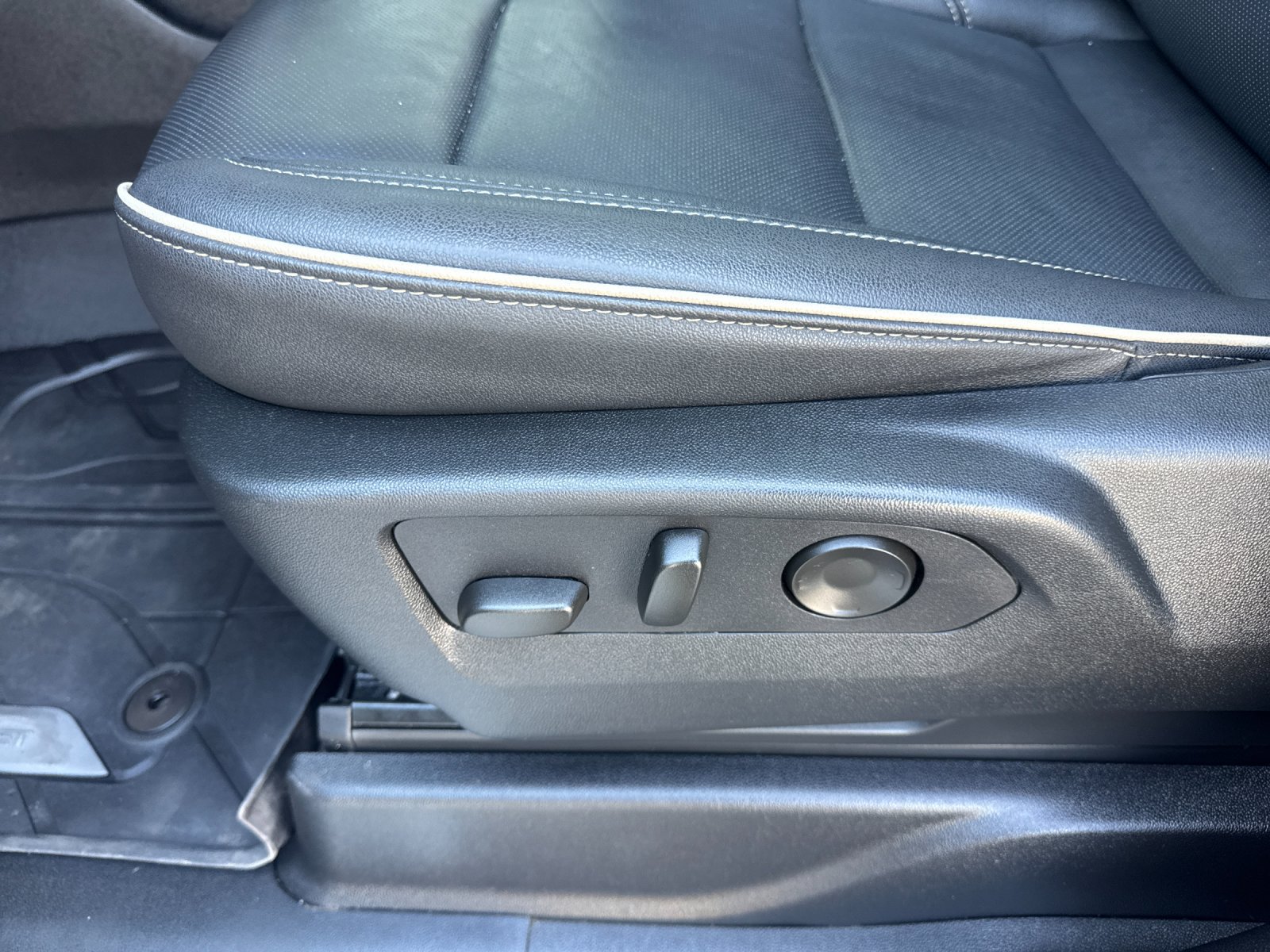 Used 2024 Chevrolet Suburban Premier w/ Premium Package AWD/4WD image 13
