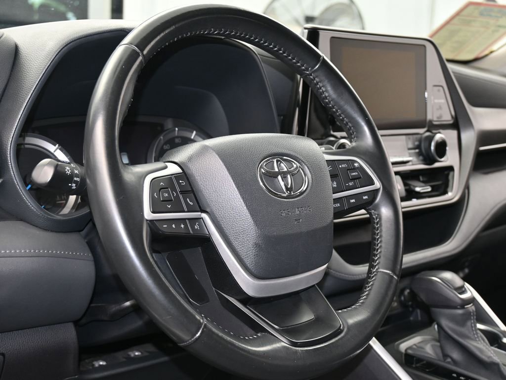 Used 2023 Toyota Highlander LE image 14