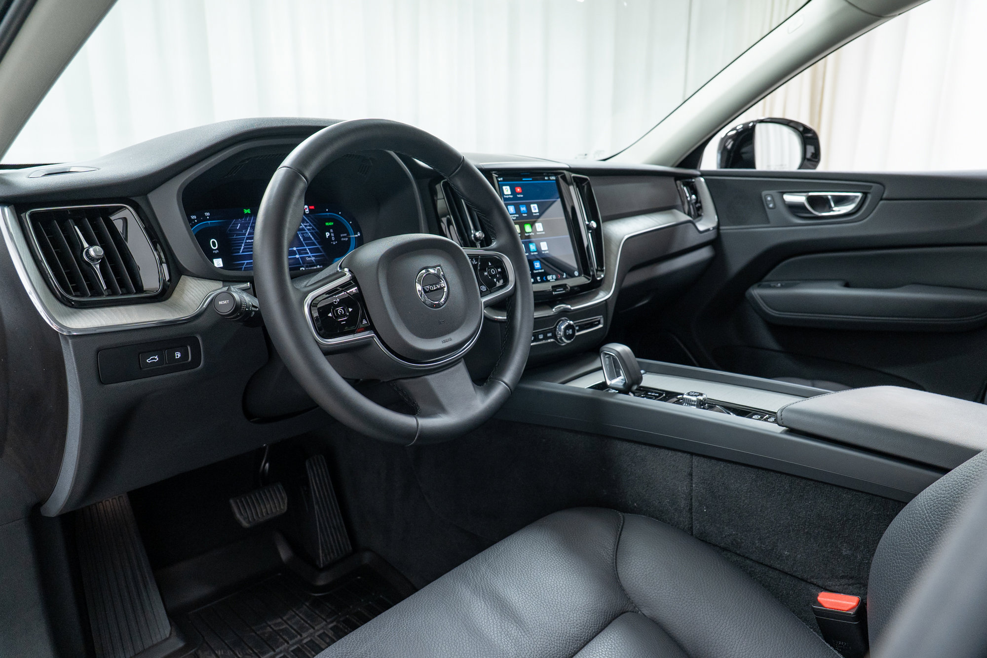 Used 2025 Volvo XC60 T8 Plus w/ Climate Package image 12