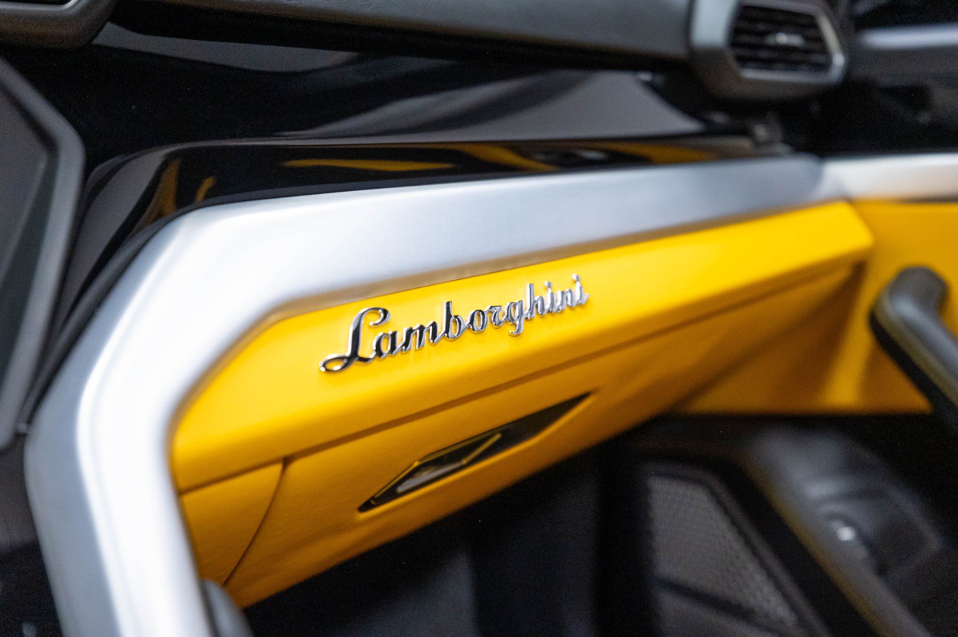 Used 2019 Lamborghini Urus AWD/4WD image 16