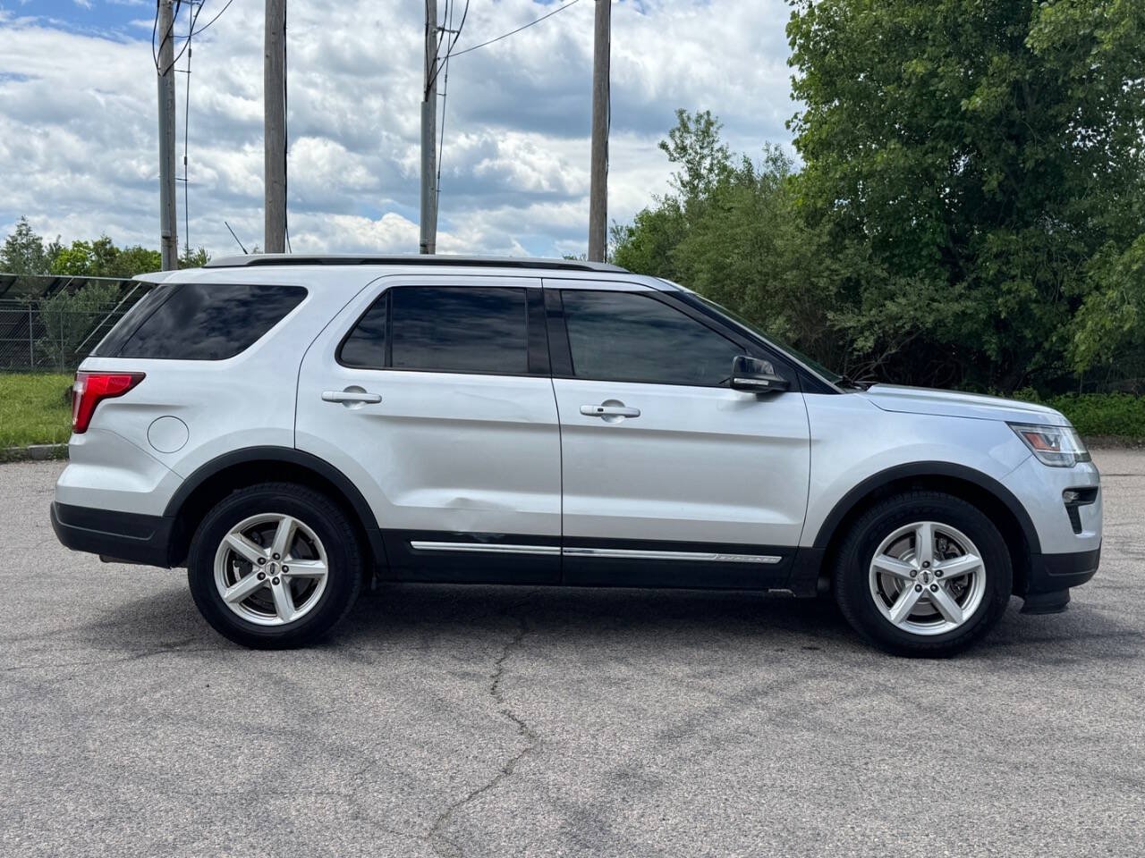 Used 2018 Ford Explorer XLT w/ Equipment Group 201A FWD image 5