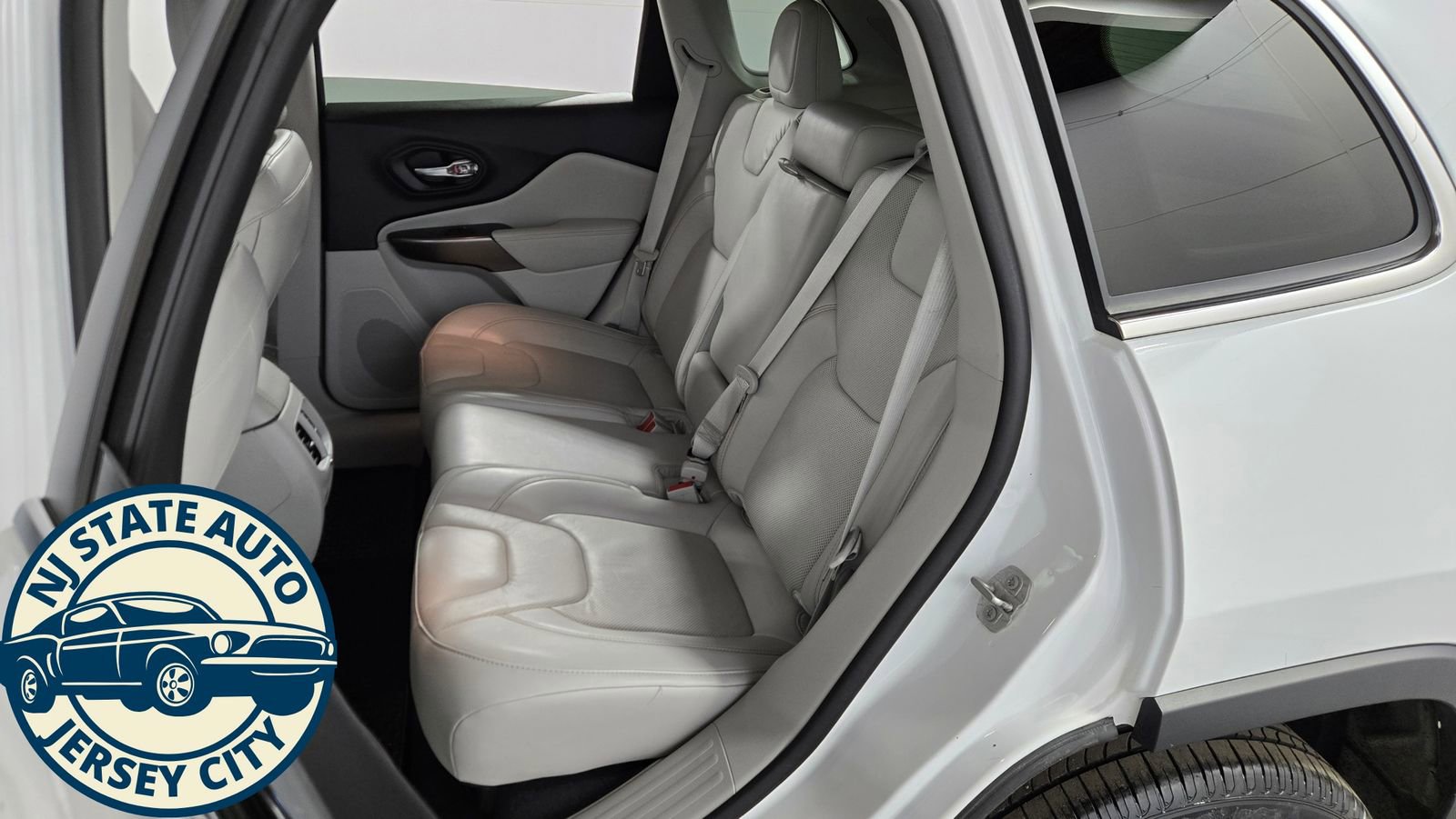 Used 2021 Jeep Cherokee Limited image 32