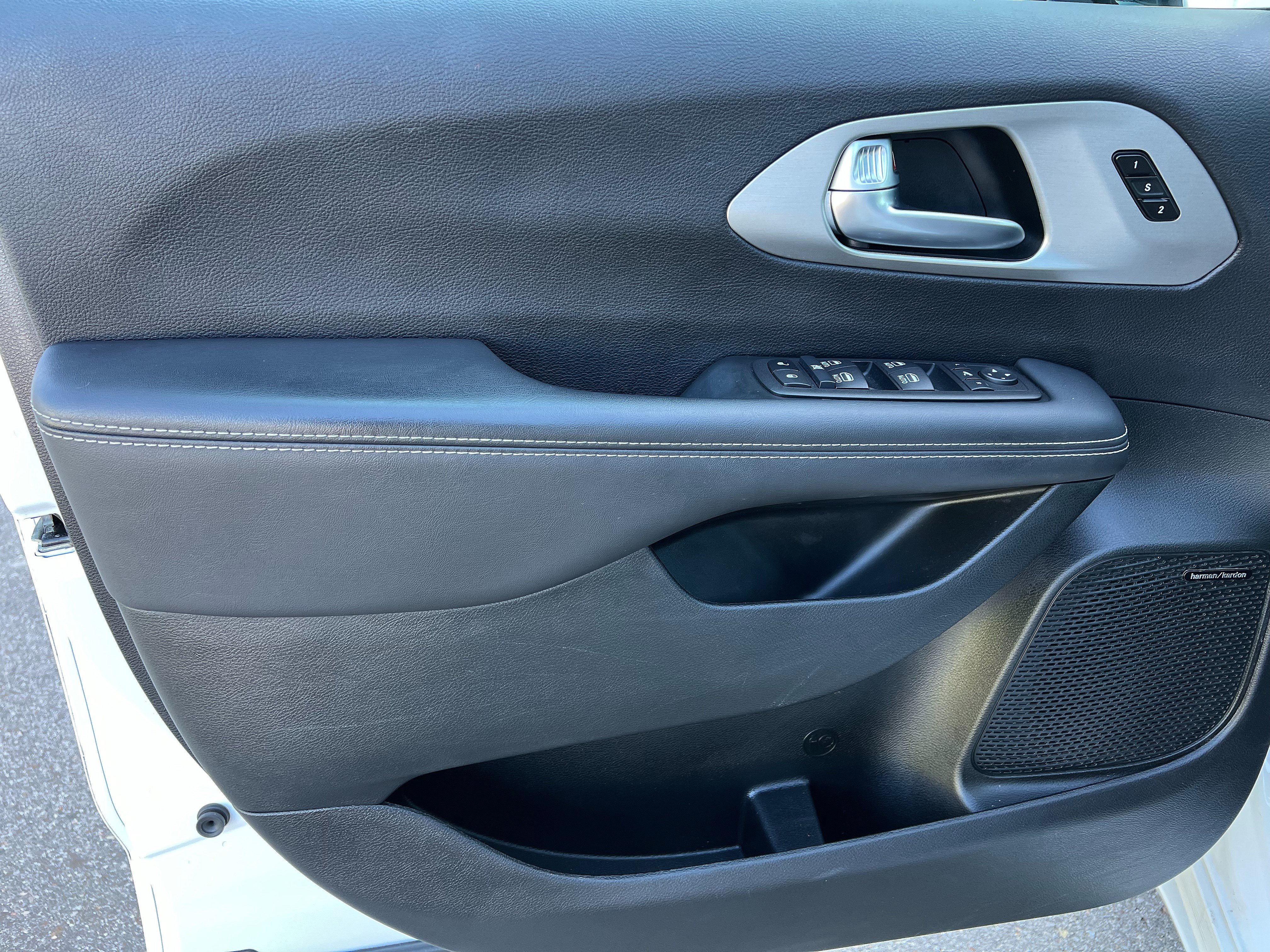 Used 2024 Chrysler Pacifica Limited w/ Uconnect Theater Family Group AWD/4WD image 8