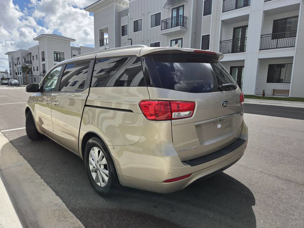 Used 2017 Kia Sedona LX w/ LX Essentials Premium Package image 11