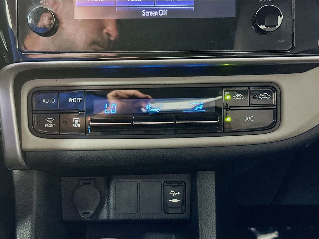 Used 2019 Toyota Corolla LE FWD image 18