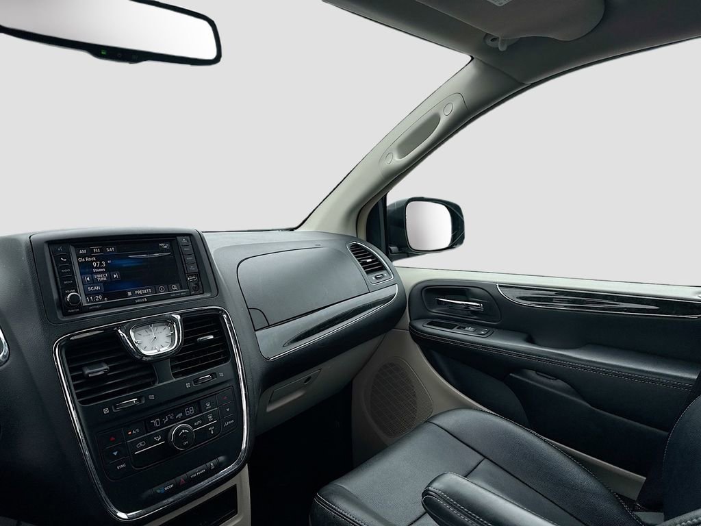 Used 2014 Chrysler Town & Country Touring FWD image 17